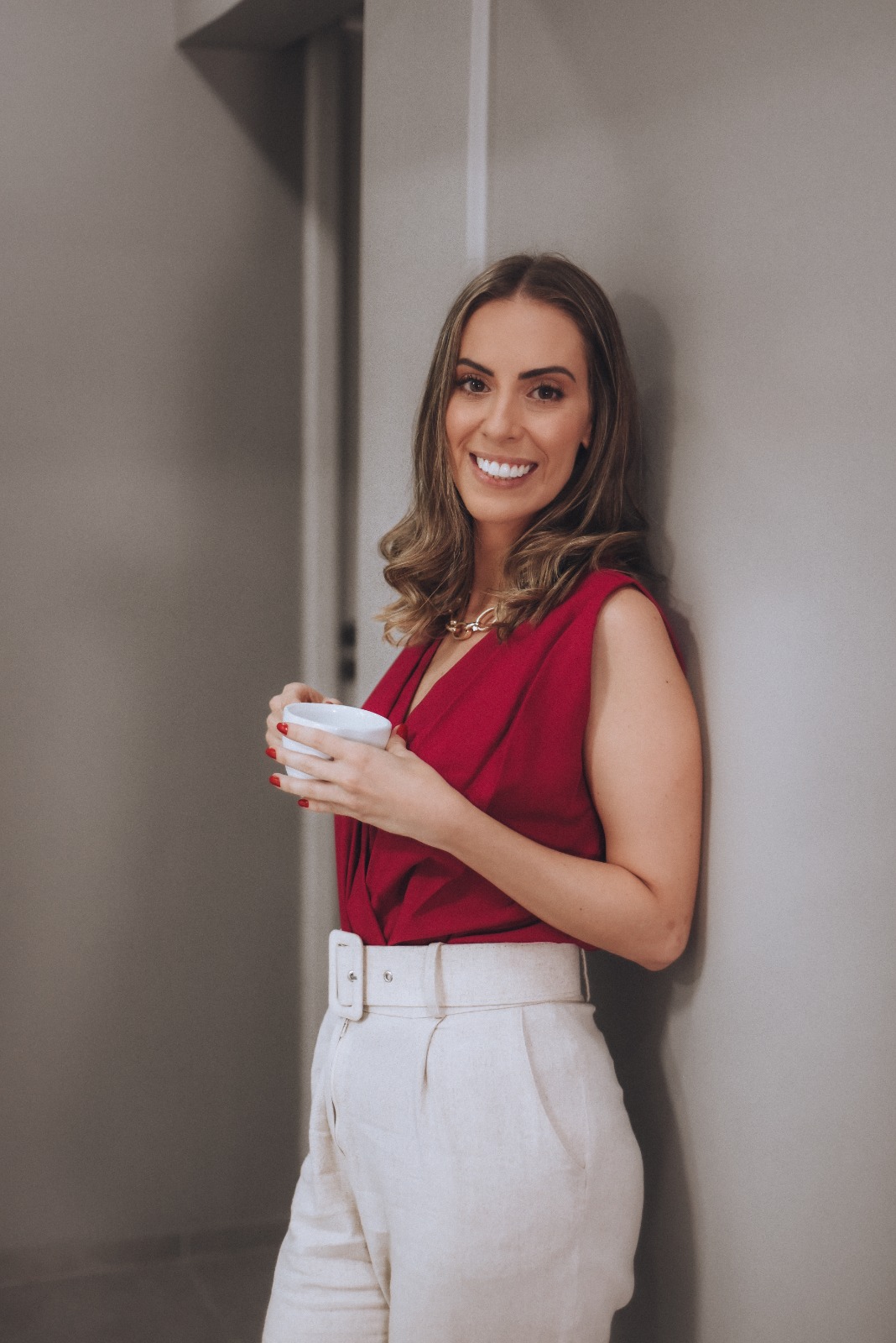 Aline Reinert, nutricionista funcional, segurando uma xícara de café